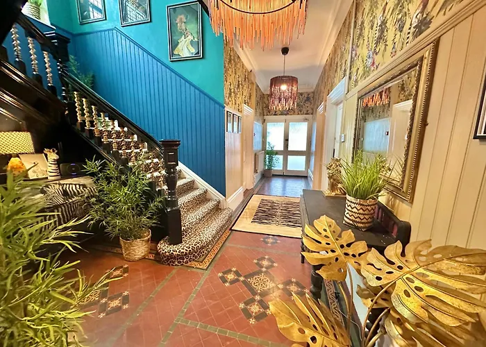 Yellow Lemur Apartment - Lemur Lodge - Short Stroll To The Beach - Free Wifi