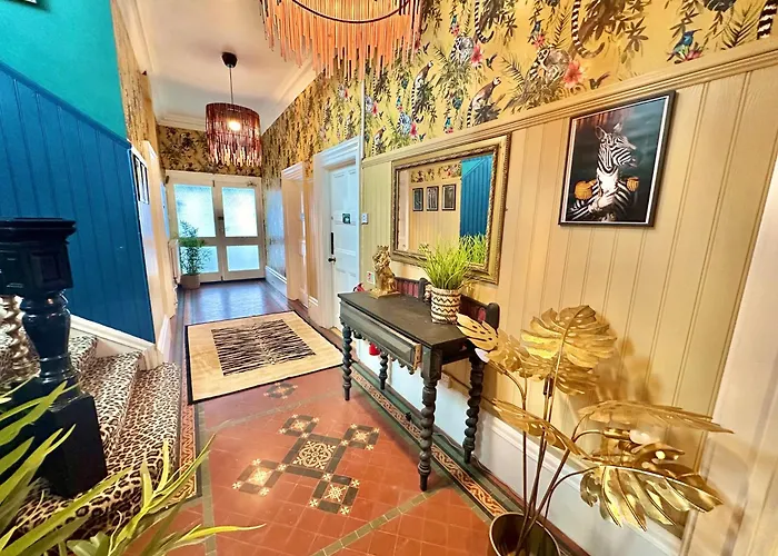 Yellow Lemur Apartment - Lemur Lodge - Short Stroll To The Beach - Free Wifi