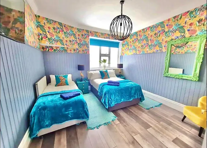 Yellow Lemur Apartment - Lemur Lodge - Short Stroll To The Beach - Free Wifi